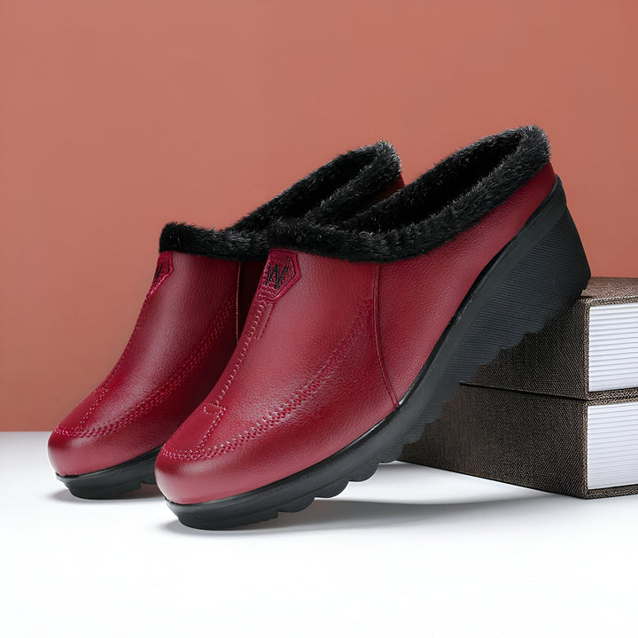 Mules d'intérieur bordeaux pour femmes, avec doublure en fourrure noire et semelle compensée. Chaussons confortables et élégants, parfaits pour rester au chaud à la maison., 45286906331317,45286906364085,45286906396853,45286906429621,45286906462389,45286906495157,45286906527925,45286906560693,45286906593461,45286906626229,45286906658997,45286906691765,45286906724533,45286906757301