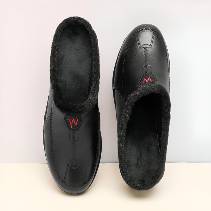 Paire de mules d'intérieur noires avec doublure en fausse fourrure. Logo "W" rouge brodé sur le dessus. Chaussons confortables et chauds pour la maison., 45286906331317,45286906364085,45286906396853,45286906429621,45286906462389,45286906495157,45286906527925,45286906560693,45286906593461,45286906626229,45286906658997,45286906691765,45286906724533,45286906757301