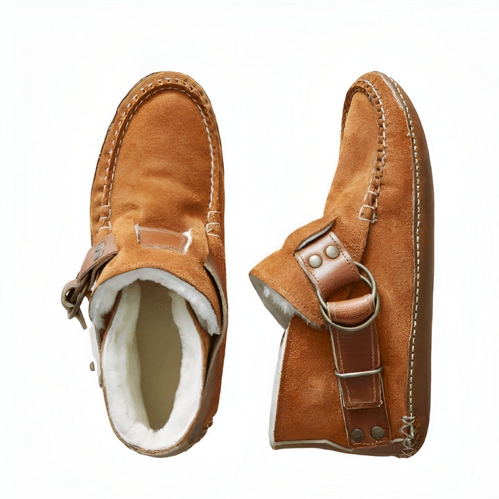 Vue rapprochée de deux mules en daim marron doublées de fausse fourrure blanche, avec des détails de surpiqûres et une boucle réglable en cuir. Chaussons d'intérieur confortables et élégants, parfaits pour se détendre à la maison., 45286980583605,45286980616373,45286980649141,45286980681909,45286980714677,45286980747445,45286980780213,45286980812981,45286980845749,45286980878517,45286980911285,45286980944053,45286980976821,45286981009589,45286981042357,45286981075125,45286981107893,4528698114066