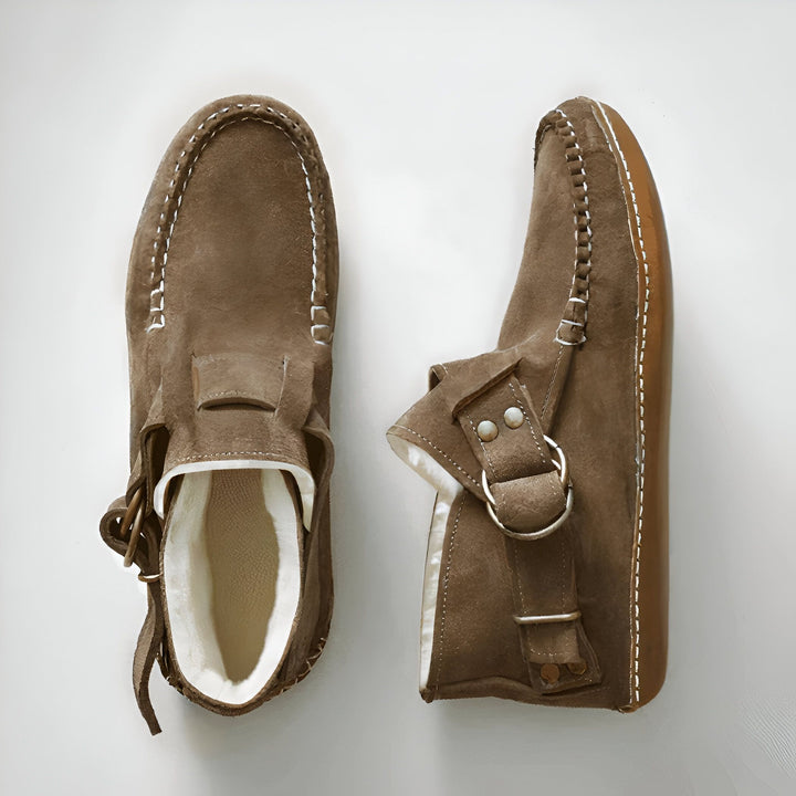 Vue rapprochée de deux chaussons en daim marron avec doublure en peau de mouton blanche, ornés de surpiqûres décoratives et d'une sangle à boucle. Idéal pour un confort douillet à la maison., 45286980583605,45286980616373,45286980649141,45286980681909,45286980714677,45286980747445,45286980780213,45286980812981,45286980845749,45286980878517,45286980911285,45286980944053,45286980976821,45286981009589,45286981042357,45286981075125,45286981107893,45286981140661,45286981173429,45286981206197,45286981238