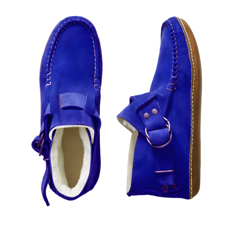 Vue rapprochée de deux mocassins en daim bleu électrique, avec une boucle métallique et une doublure intérieure claire. Chaussures d'intérieur ou d'extérieur pour un style décontracté et confortable., 45286980583605,45286980616373,45286980649141,45286980681909,45286980714677,45286980747445,45286980780213,45286980812981,45286980845749,45286980878517,45286980911285,45286980944053,45286980976821,45286981009589,45286981042357,45286981075125,45286981107893,45286981140661,45286981173429,45286981206197,4