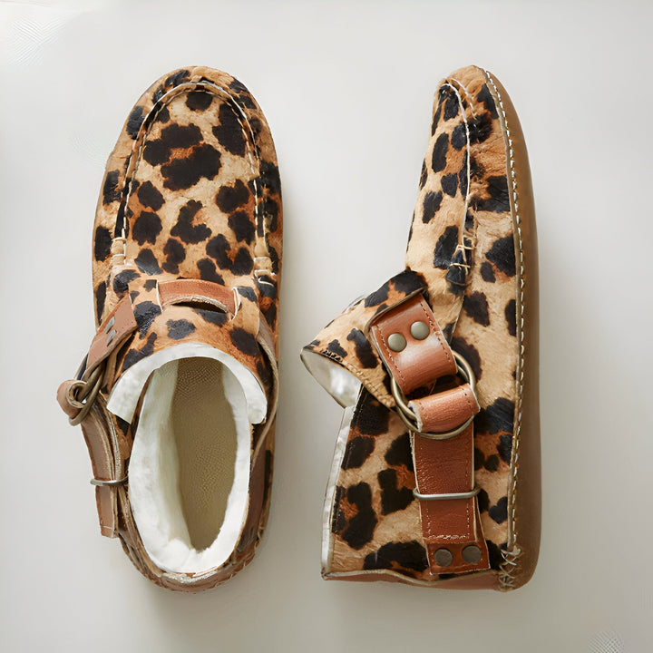 Vue rapprochée de deux mocassins à motif léopard avec garniture en fourrure blanche et détails en cuir marron., 45286980583605,45286980616373,45286980649141,45286980681909,45286980714677,45286980747445,45286980780213,45286980812981,45286980845749,45286980878517,45286980911285,45286980944053,45286980976821,45286981009589,45286981042357,45286981075125,45286981107893,45286981140661,45286981173429,45286981206197,45286981238965,45286981271733,45286981304501,45286981337269,45286981370037,45286981402805,4528