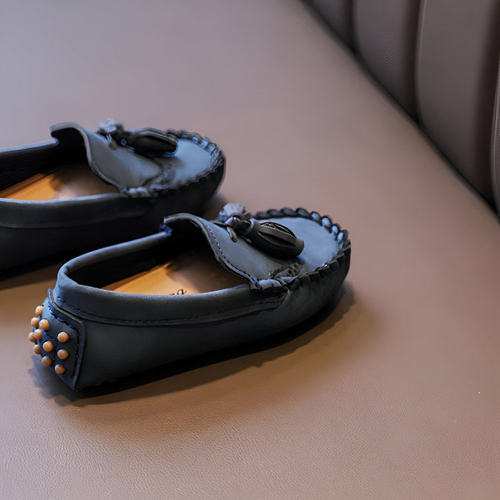 Mocassins pour enfants bleu marine avec détails à glands et semelles à picots en caoutchouc. Chaussures élégantes et confortables pour les tout-petits et enfants. Mode enfantine., 45286768607413,45286768640181,45286768672949,45286768705717,45286768738485,45286768771253,45286768804021,45286768836789,45286768869557