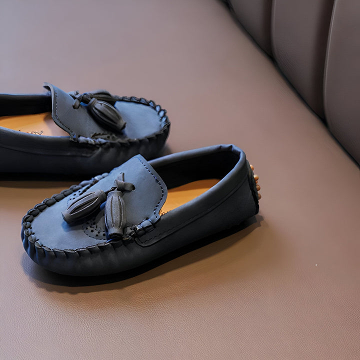 Mocassins bleus pour enfants avec glands, posés sur un fond marron. Chaussures élégantes et confortables pour garçons et filles. Idéal pour toutes les occasions., 45286768607413,45286768640181,45286768672949,45286768705717,45286768738485,45286768771253,45286768804021,45286768836789,45286768869557