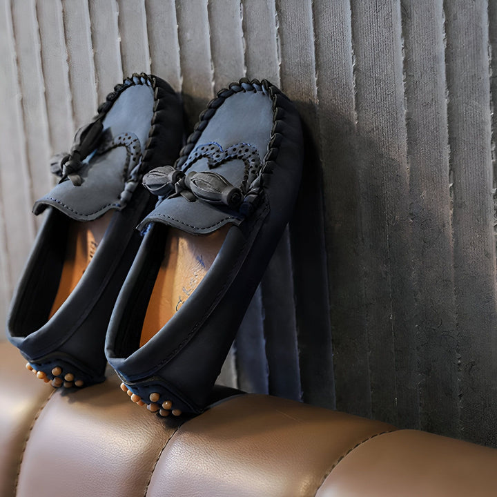 Mocassins bleus pour enfants avec détails décoratifs et semelle à picots. Chaussures confortables et élégantes idéales pour les garçons et les filles. Mode enfantine, style décontracté., 45286768607413,45286768640181,45286768672949,45286768705717,45286768738485,45286768771253,45286768804021,45286768836789,45286768869557