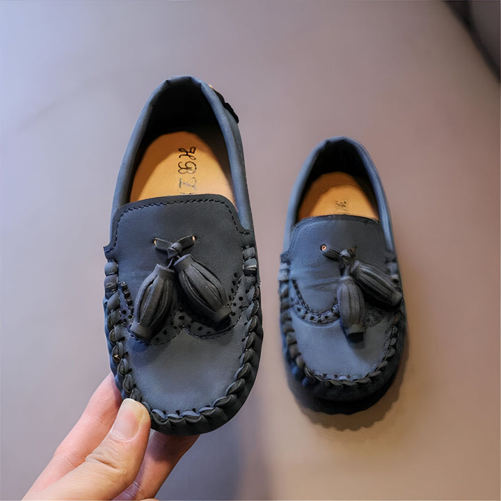Mocassins pour enfant en cuir bleu marine avec glands, un style classique et élégant pour les petits. Chaussures confortables et parfaites pour toutes les occasions., 45286768607413,45286768640181,45286768672949,45286768705717,45286768738485,45286768771253,45286768804021,45286768836789,45286768869557