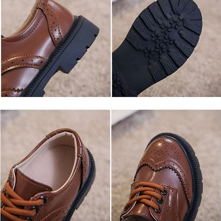 Gros plan sur des chaussures marron de style Oxford pour enfants, montrant le cuir perforé, les lacets, la semelle épaisse et la semelle antidérapante., 45286680232117,45286680264885,45286680297653,45286680330421,45286680363189,45286680395957,45286680428725,45286680461493,45286680494261,45286680527029,45286680559797,45286680592565,45286680625333,45286680658101,45286680690869,45286680723637,45286680756405,45286680789173,45286680821941,45286680854709,45286680887477,45286680920245