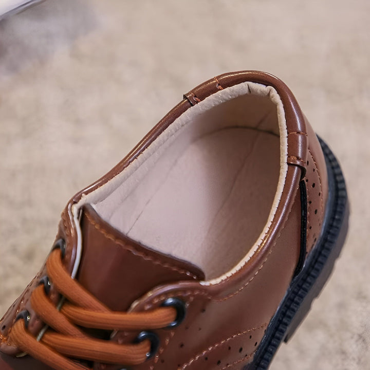 Gros plan sur une chaussure habillée marron en cuir verni avec des lacets et une semelle noire crantée. Style rétro et élégant pour les occasions spéciales., 45286680232117,45286680264885,45286680297653,45286680330421,45286680363189,45286680395957,45286680428725,45286680461493,45286680494261,45286680527029,45286680559797,45286680592565,45286680625333,45286680658101,45286680690869,45286680723637,45286680756405,45286680789173,45286680821941,45286680854709,45286680887477,45286680920245