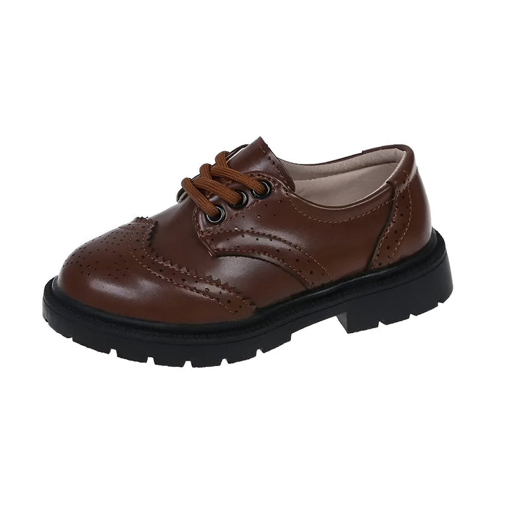 Chaussure Richelieu pour enfant en cuir marron avec lacets, semelle noire crantée et détails perforés. Style classique et élégant pour filles et garçons., 45286680232117,45286680264885,45286680297653,45286680330421,45286680363189,45286680395957,45286680428725,45286680461493,45286680494261,45286680527029,45286680559797,45286680592565,45286680625333,45286680658101,45286680690869,45286680723637,45286680756405,45286680789173,45286680821941,45286680854709,45286680887477,45286680920245