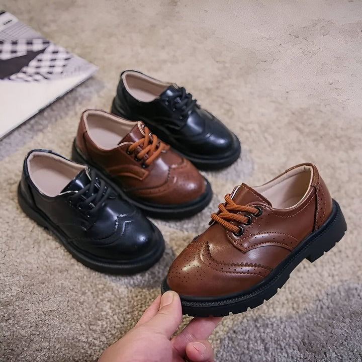 Chaussures Oxford pour enfants, en cuir marron et noir, avec lacets. Chaussure élégante tenue à la main. Collection de chaussures pour garçons. Mode enfantine pour occasions spéciales., 45286680232117,45286680264885,45286680297653,45286680330421,45286680363189,45286680395957,45286680428725,45286680461493,45286680494261,45286680527029,45286680559797,45286680592565,45286680625333,45286680658101,45286680690869,45286680723637,45286680756405,45286680789173,45286680821941,45286680854709,45286680887477,4528