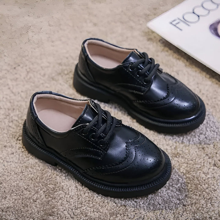Paire de chaussures Oxford noires pour enfants, lacées, avec détails perforés et semelles épaisses. Idéales pour une occasion spéciale ou un look élégant., 45286680232117,45286680264885,45286680297653,45286680330421,45286680363189,45286680395957,45286680428725,45286680461493,45286680494261,45286680527029,45286680559797,45286680592565,45286680625333,45286680658101,45286680690869,45286680723637,45286680756405,45286680789173,45286680821941,45286680854709,45286680887477,45286680920245