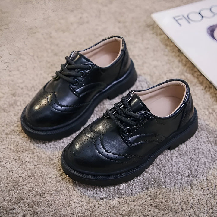 Image de deux chaussures habillées noires pour enfants, avec lacets et détails perforés., 45286680232117,45286680264885,45286680297653,45286680330421,45286680363189,45286680395957,45286680428725,45286680461493,45286680494261,45286680527029,45286680559797,45286680592565,45286680625333,45286680658101,45286680690869,45286680723637,45286680756405,45286680789173,45286680821941,45286680854709,45286680887477,45286680920245