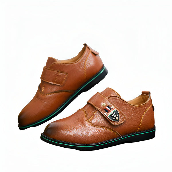 Chaussures habillées marron pour garçon avec fermeture velcro et logo décoratif. Chaussures élégantes pour enfants avec semelle contrastée verte et noire., 45286763069621,45286763102389,45286763135157,45286763167925,45286763200693,45286763233461,45286763266229,45286763298997,45286763331765,45286763364533,45286763397301,45286763430069,45286763462837,45286763495605,45286763528373,45286763561141,45286763593909,45286763626677,45286763659445,45286763692213,45286763724981,45286763757749