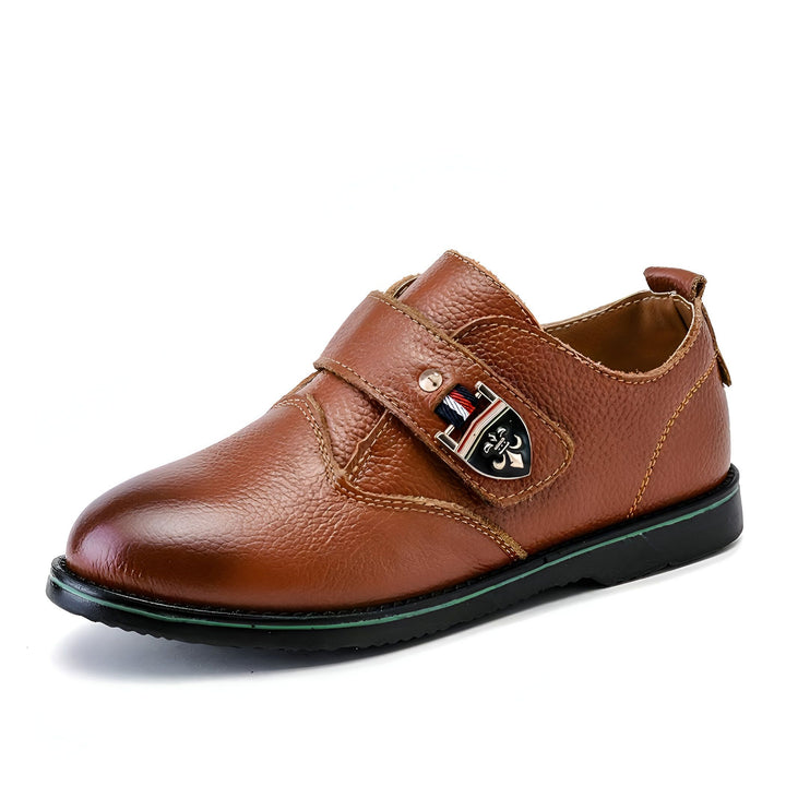 Chaussure marron en cuir pour enfant, avec une fermeture velcro ornée d'un blason décoratif. Élégante et confortable, idéale pour les occasions spéciales ou le quotidien., 45286763069621,45286763102389,45286763135157,45286763167925,45286763200693,45286763233461,45286763266229,45286763298997,45286763331765,45286763364533,45286763397301,45286763430069,45286763462837,45286763495605,45286763528373,45286763561141,45286763593909,45286763626677,45286763659445,45286763692213,45286763724981,45286763757749