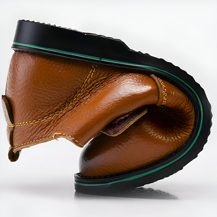 Gros plan d'une chaussure en cuir marron pliée, montrant sa souplesse et sa semelle noire avec une ligne verte. Détails de couture visibles., 45286763069621,45286763102389,45286763135157,45286763167925,45286763200693,45286763233461,45286763266229,45286763298997,45286763331765,45286763364533,45286763397301,45286763430069,45286763462837,45286763495605,45286763528373,45286763561141,45286763593909,45286763626677,45286763659445,45286763692213,45286763724981,45286763757749