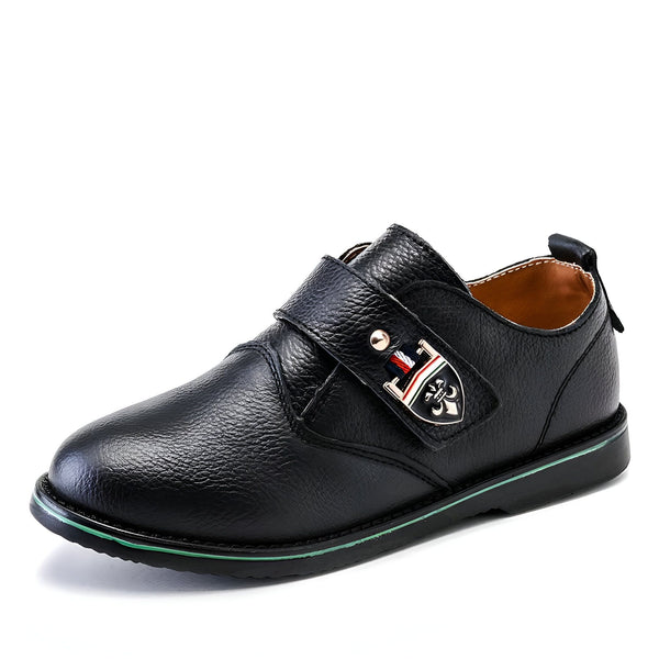 Chaussure de garçon en cuir noir avec fermeture à scratch. Détail d'un écusson décoratif. Semelle avec liseré vert. Style élégant et confortable., 45286763069621,45286763102389,45286763135157,45286763167925,45286763200693,45286763233461,45286763266229,45286763298997,45286763331765,45286763364533,45286763397301,45286763430069,45286763462837,45286763495605,45286763528373,45286763561141,45286763593909,45286763626677,45286763659445,45286763692213,45286763724981,45286763757749