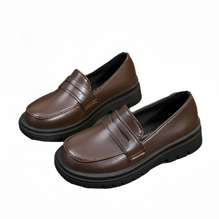 Paire de mocassins marron avec semelles noires épaisses. Chaussures élégantes et confortables pour un look décontracté ou formel., 45287009419445,45287009452213,45287009484981,45287009517749,45287009550517,45287009583285,45287009616053,45287009648821,45287009681589,45287009714357,45287009747125,45287009779893,45287009812661,45287009845429,45287009878197,45287009910965,45287009943733,45287009976501,45287010009269,45287010042037,45287010074805,45287010107573,45287010140341,45287010173109