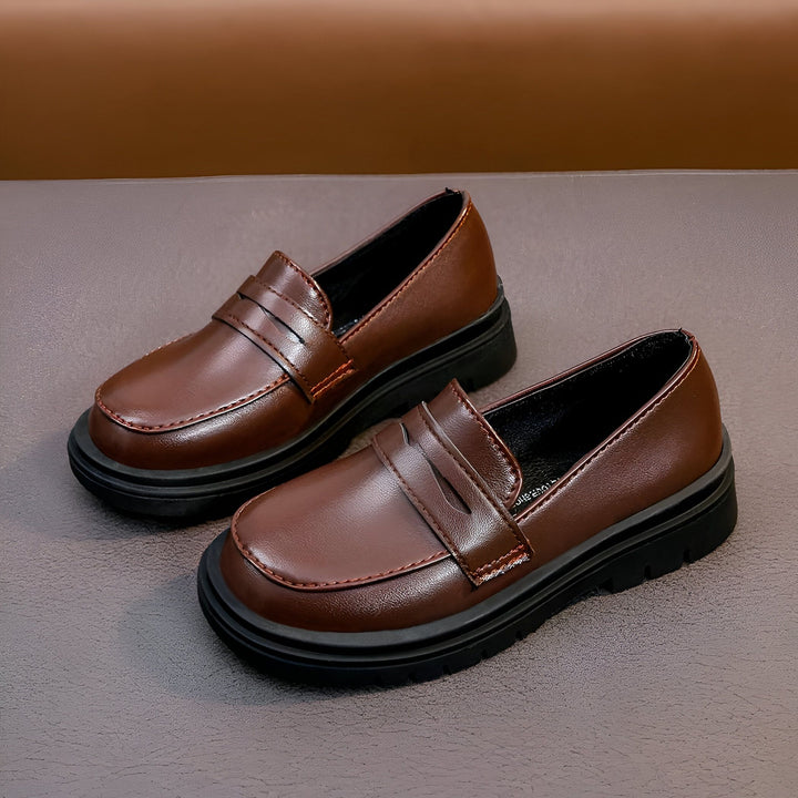 Deux chaussures marron de style mocassin avec semelles épaisses noires., 45287009419445,45287009452213,45287009484981,45287009517749,45287009550517,45287009583285,45287009616053,45287009648821,45287009681589,45287009714357,45287009747125,45287009779893,45287009812661,45287009845429,45287009878197,45287009910965,45287009943733,45287009976501,45287010009269,45287010042037,45287010074805,45287010107573,45287010140341,45287010173109