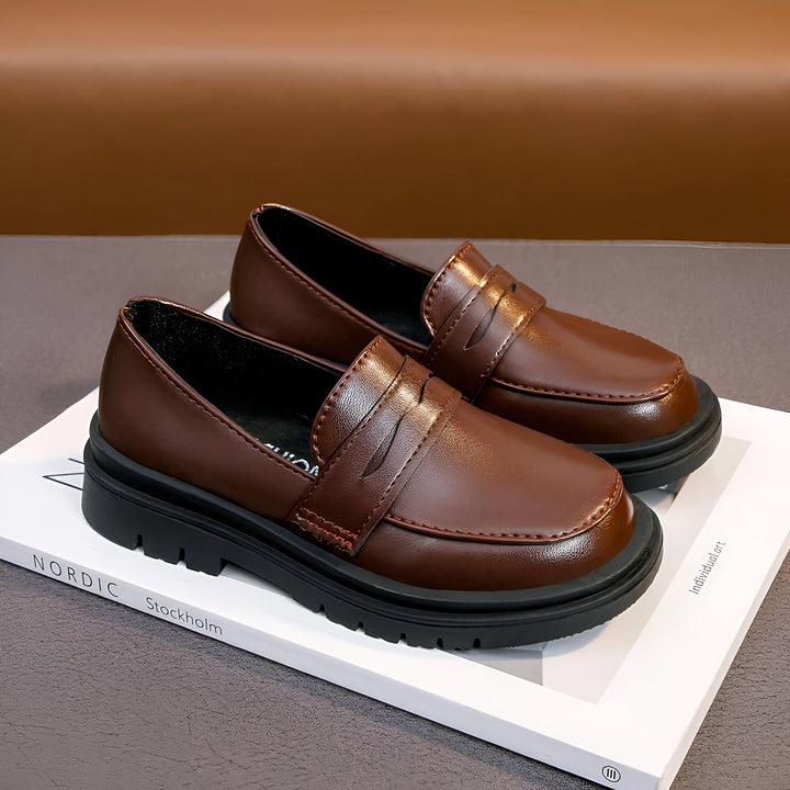 Mocassins marron foncé classiques pour femmes avec semelles épaisses noires. Chaussures élégantes et confortables, parfaites pour un look décontracté ou habillé. Idéal pour la mode automne/hiver., 45287009419445,45287009452213,45287009484981,45287009517749,45287009550517,45287009583285,45287009616053,45287009648821,45287009681589,45287009714357,45287009747125,45287009779893,45287009812661,45287009845429,45287009878197,45287009910965,45287009943733,45287009976501,45287010009269,45287010042037,45287