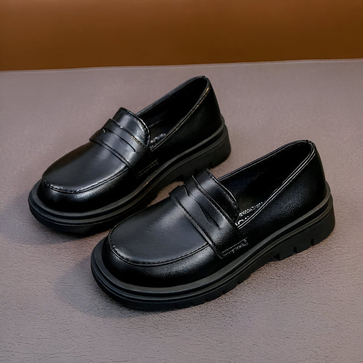 Deux mocassins noirs classiques en cuir avec semelles épaisses. Chaussures élégantes pour hommes et femmes., 45287009419445,45287009452213,45287009484981,45287009517749,45287009550517,45287009583285,45287009616053,45287009648821,45287009681589,45287009714357,45287009747125,45287009779893,45287009812661,45287009845429,45287009878197,45287009910965,45287009943733,45287009976501,45287010009269,45287010042037,45287010074805,45287010107573,45287010140341,45287010173109