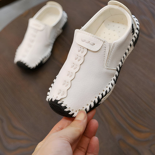 Mocassins blancs pour enfant avec coutures décoratives noires et détails perforés. Chaussures confortables et élégantes, parfaites pour les petits pieds. Idéales pour une tenue décontractée ou habillée. Mode enfantine, chaussures pour enfants., 45286757826741,45286757859509,45286757892277,45286757925045,45286757957813,45286757990581,45286758023349,45286758056117,45286758088885,45286758121653,45286758154421,45286758187189,45286758219957,45286758252725,45286758285493,45286758318261,45286758351029,4
