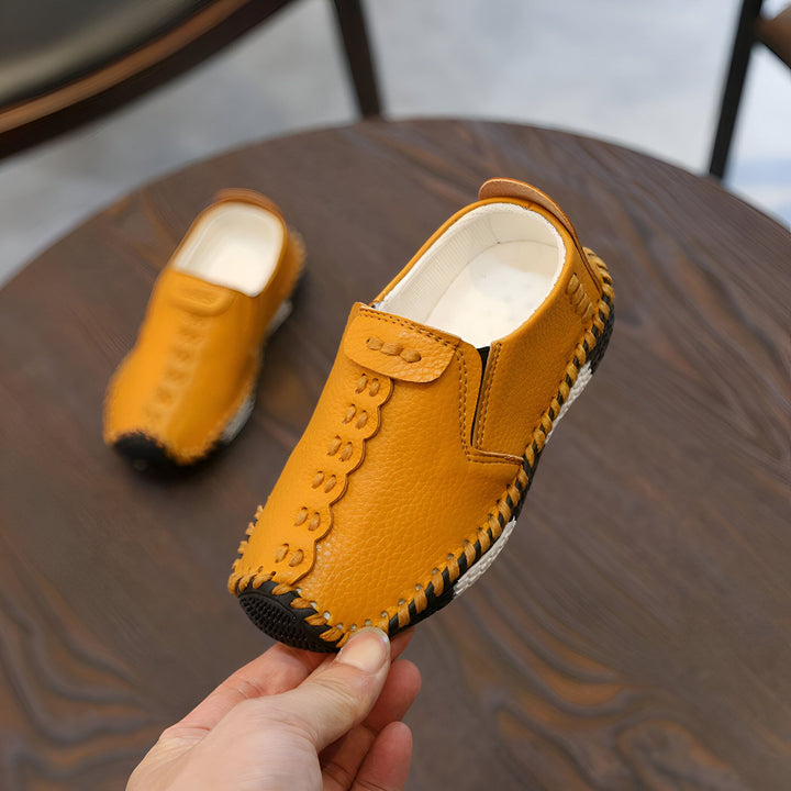 Mocassins enfant en cuir jaune, semelle noire et détails cousus à la main. Chaussures confortables et élégantes pour les petits pieds. Une paire sur une table., 45286757826741,45286757859509,45286757892277,45286757925045,45286757957813,45286757990581,45286758023349,45286758056117,45286758088885,45286758121653,45286758154421,45286758187189,45286758219957,45286758252725,45286758285493,45286758318261,45286758351029,45286758383797,45286758416565,45286758449333,45286758482101,45286758514869,45286758547637,