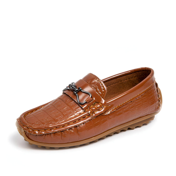 Mocassin marron verni avec motif croco, orné d'une bride métallique décorative. Chaussure élégante pour enfant ou adulte., 45286767296693,45286767329461,45286767362229,45286767394997,45286767427765,45286767460533,45286767493301,45286767526069,45286767558837,45286767591605,45286767624373,45286767657141,45286767689909,45286767722677,45286767755445,45286767788213,45286767820981,45286767853749,45286767886517,45286767919285,45286767952053,45286767984821,45286768017589,45286768050357,45286768083125,4528676