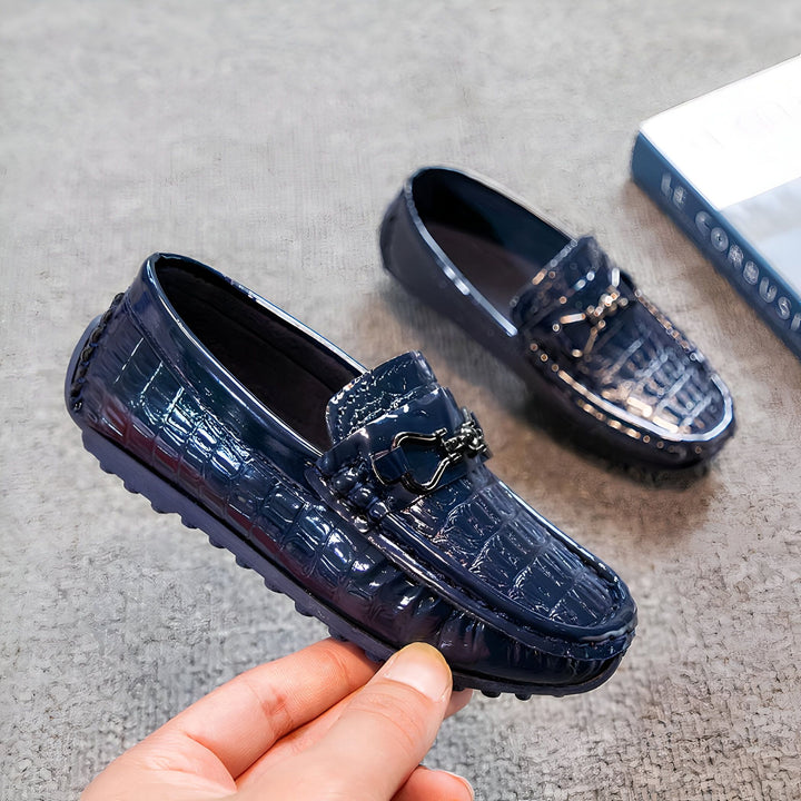 Mocassins pour enfants en cuir verni bleu marine avec motif crocodile et boucle décorative. Un autre mocassin identique est visible en arrière-plan., 45286767296693,45286767329461,45286767362229,45286767394997,45286767427765,45286767460533,45286767493301,45286767526069,45286767558837,45286767591605,45286767624373,45286767657141,45286767689909,45286767722677,45286767755445,45286767788213,45286767820981,45286767853749,45286767886517,45286767919285,45286767952053,45286767984821,45286768017589,4528676805035