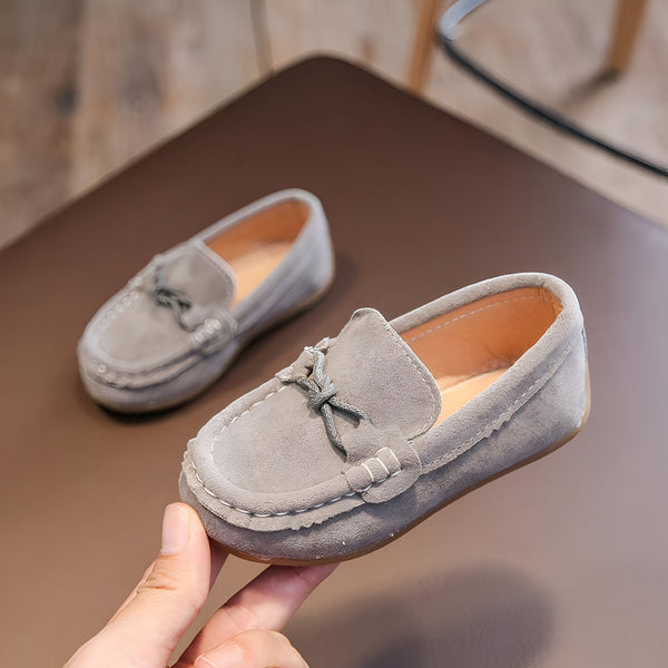 Mocassins pour enfants en daim gris avec nœud décoratif. Chaussures classiques et élégantes, parfaites pour les occasions spéciales ou le quotidien. Confort et style pour les petits pieds., 45287020495029,45287020527797,45287020560565,45287020593333,45287020626101,45287020658869,45287020691637,45287020724405,45287020757173,45287020789941,45287020822709,45287020855477,45287020888245,45287020921013,45287020953781,45287020986549,45287021019317,45287021052085,45287021084853,45287021117621,45287021150389,