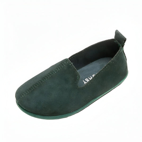 Mocassin vert en daim pour enfant, vue rapprochée. Chaussure souple et confortable avec une petite languette à l'arrière. Idéal pour les jeux et les activités quotidiennes., 45287018430645,45287018463413,45287018496181,45287018528949,45287018561717,45287018594485,45287018627253,45287018660021,45287018692789,45287018725557,45287018758325,45287018791093,45287018823861,45287018856629,45287018889397,45287018922165,45287018954933,45287018987701,45287019020469,45287019053237,45287019086005,45287019118773,4