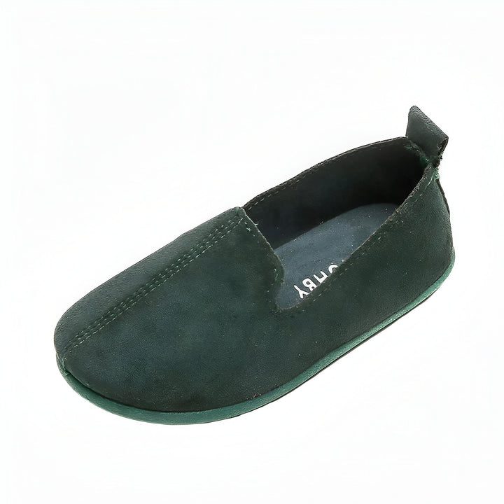 Mocassin vert en daim pour enfant, vue rapprochée. Chaussure souple et confortable avec une petite languette à l'arrière. Idéal pour les jeux et les activités quotidiennes., 45287018430645,45287018463413,45287018496181,45287018528949,45287018561717,45287018594485,45287018627253,45287018660021,45287018692789,45287018725557,45287018758325,45287018791093,45287018823861,45287018856629,45287018889397,45287018922165,45287018954933,45287018987701,45287019020469,45287019053237,45287019086005,45287019118773,4
