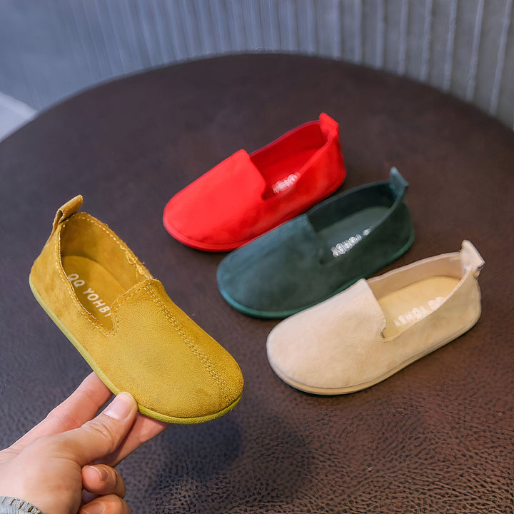 Chaussures pour enfants colorées : rouge, vert, beige et jaune moutarde. Une main tient une chaussure jaune avec une inscription, sur une table marron. Mode enfantine et confort., 45287018430645,45287018463413,45287018496181,45287018528949,45287018561717,45287018594485,45287018627253,45287018660021,45287018692789,45287018725557,45287018758325,45287018791093,45287018823861,45287018856629,45287018889397,45287018922165,45287018954933,45287018987701,45287019020469,45287019053237,45287019086005,45287019118773