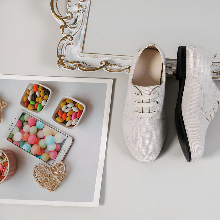 Nature morte avec chaussures en toile, bonbons colorés dans des contenants et sur un téléphone, et un cadre décoratif. Photo créative de chaussures de mode., 45286760448181,45286760480949,45286760513717,45286760546485,45286760579253,45286760612021,45286760644789,45286760677557,45286760710325,45286760743093,45286760775861,45286760808629,45286760841397,45286760874165,45286760906933,45286760939701,45286760972469,45286761005237,45286761038005,45286761070773,45286761103541,45286761136309,45286761169077,45