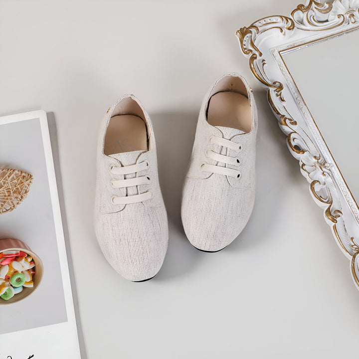 Chaussures basses à lacets en toile écrue. Vue rapprochée de chaussures décontractées avec un cadre décoratif blanc et or, ainsi qu'un pot de bonbons colorés. Idéales pour un style à la fois confortable et élégant., 45286760448181,45286760480949,45286760513717,45286760546485,45286760579253,45286760612021,45286760644789,45286760677557,45286760710325,45286760743093,45286760775861,45286760808629,45286760841397,45286760874165,45286760906933,45286760939701,45286760972469,45286761005237,4528676103800