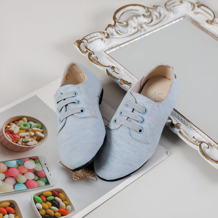 Nature morte de chaussures bleues lacées avec des bonbons colorés, un téléphone portable affichant des billes sucrées et un miroir décoratif blanc et or en arrière-plan., 45286760448181,45286760480949,45286760513717,45286760546485,45286760579253,45286760612021,45286760644789,45286760677557,45286760710325,45286760743093,45286760775861,45286760808629,45286760841397,45286760874165,45286760906933,45286760939701,45286760972469,45286761005237,45286761038005,45286761070773,45286761103541,45286761136309,45