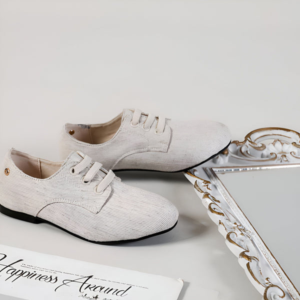 Chaussures derby blanches à rayures, lacets blancs, sur fond clair avec miroir orné et papier calligraphié. Style élégant et intemporel., 45286760448181,45286760480949,45286760513717,45286760546485,45286760579253,45286760612021,45286760644789,45286760677557,45286760710325,45286760743093,45286760775861,45286760808629,45286760841397,45286760874165,45286760906933,45286760939701,45286760972469,45286761005237,45286761038005,45286761070773,45286761103541,45286761136309,45286761169077,45286761201845,4528676