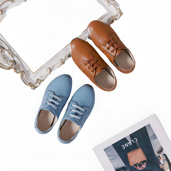 Nature morte de chaussures à lacets : une paire bleu clair et une paire marron, disposées près d'un cadre blanc orné et d'un magazine CLANE sur fond blanc., 45286763790517,45286763823285,45286763856053,45286763888821,45286763921589,45286763954357,45286763987125,45286764019893,45286764052661,45286764085429,45286764118197,45286764150965,45286764183733,45286764216501,45286764249269,45286764282037,45286764314805,45286764347573,45286764380341,45286764413109,45286764445877,45286764478645,45286764511413,4528