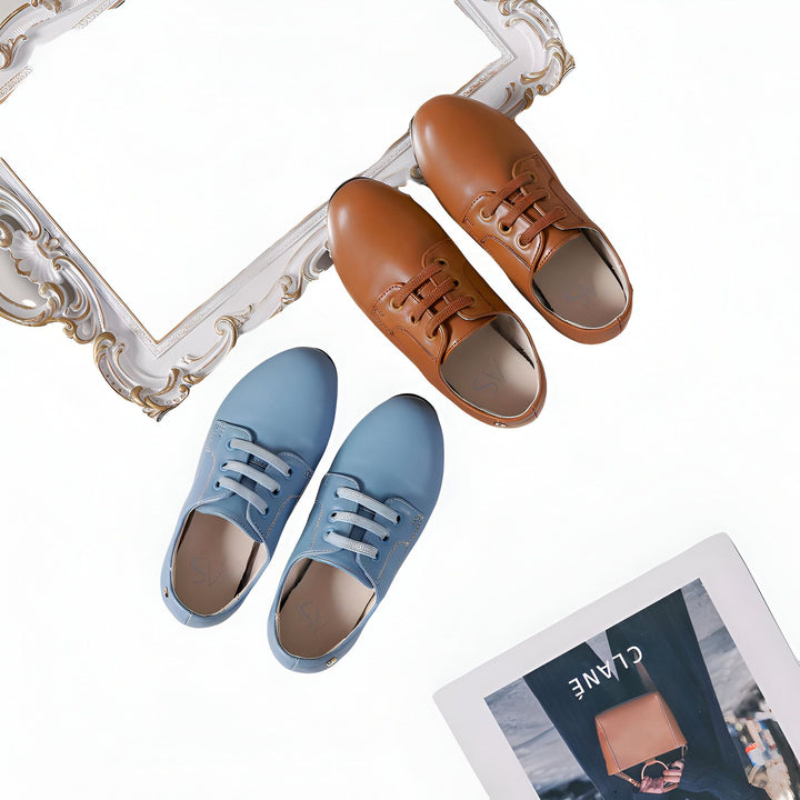 Nature morte de chaussures à lacets : une paire bleu clair et une paire marron, disposées près d'un cadre blanc orné et d'un magazine CLANE sur fond blanc., 45286763790517,45286763823285,45286763856053,45286763888821,45286763921589,45286763954357,45286763987125,45286764019893,45286764052661,45286764085429,45286764118197,45286764150965,45286764183733,45286764216501,45286764249269,45286764282037,45286764314805,45286764347573,45286764380341,45286764413109,45286764445877,45286764478645,45286764511413,4528