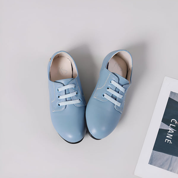 Vue rapprochée d'une paire de chaussures Richelieu en cuir bleu pastel avec des lacets assortis. Un magazine "CLANE" est visible sur le côté., 45286763790517,45286763823285,45286763856053,45286763888821,45286763921589,45286763954357,45286763987125,45286764019893,45286764052661,45286764085429,45286764118197,45286764150965,45286764183733,45286764216501,45286764249269,45286764282037,45286764314805,45286764347573,45286764380341,45286764413109,45286764445877,45286764478645,45286764511413,45286764544181,4528