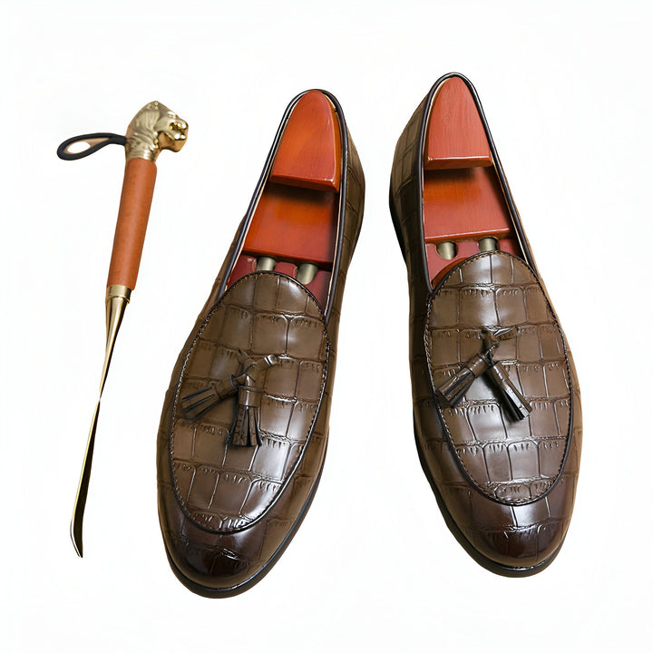 Mocassins en cuir marron avec embauchoirs en bois et chausse-pied en or. Chaussures élégantes pour hommes avec motif crocodile et détails à glands. Accessoires de mode masculine de luxe., 45287060734133,45287060766901,45287060799669,45287060832437,45287060865205,45287060897973,45287060930741,45287060963509,45287060996277,45287061029045,45287061061813,45287061094581,45287061127349,45287061160117,45287061192885,45287061225653,45287061258421,45287061291189
