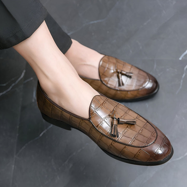 Gros plan sur des mocassins homme marron en cuir texturé avec des glands. Chaussures élégantes pour hommes., 45287060734133,45287060766901,45287060799669,45287060832437,45287060865205,45287060897973,45287060930741,45287060963509,45287060996277,45287061029045,45287061061813,45287061094581,45287061127349,45287061160117,45287061192885,45287061225653,45287061258421,45287061291189