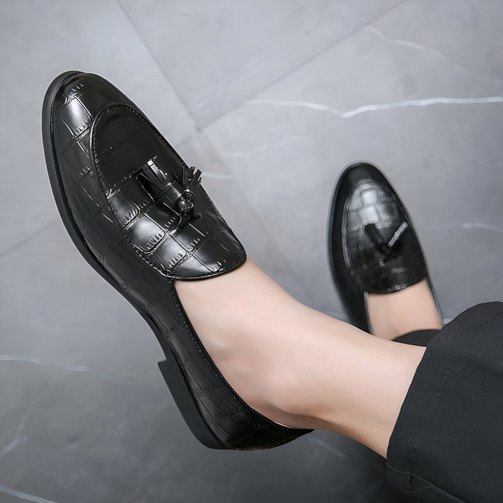 Vue rapprochée de mocassins noirs en cuir texturé avec des glands, portés. Chaussures élégantes pour hommes., 45287060734133,45287060766901,45287060799669,45287060832437,45287060865205,45287060897973,45287060930741,45287060963509,45287060996277,45287061029045,45287061061813,45287061094581,45287061127349,45287061160117,45287061192885,45287061225653,45287061258421,45287061291189