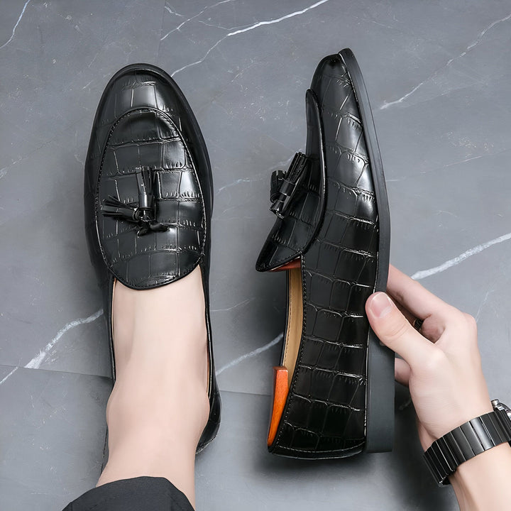 Mocassins noirs en cuir texturé avec glands. Chaussures élégantes pour hommes, texture crocodile, finition brillante. Mode masculine, style classique., 45287060734133,45287060766901,45287060799669,45287060832437,45287060865205,45287060897973,45287060930741,45287060963509,45287060996277,45287061029045,45287061061813,45287061094581,45287061127349,45287061160117,45287061192885,45287061225653,45287061258421,45287061291189