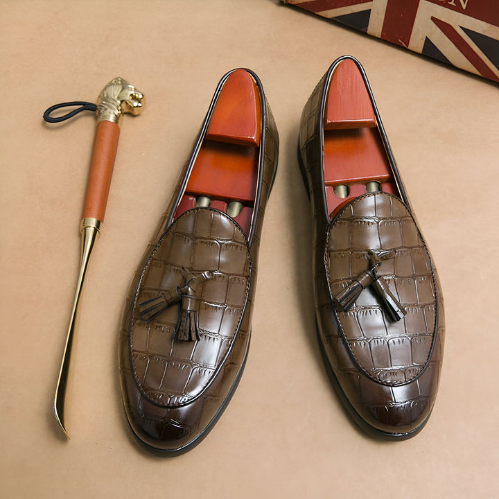 Mocassins en cuir marron à motif crocodile avec glands et embauchoirs en bois, accompagnés d'un chausse-pied doré., 45287060734133,45287060766901,45287060799669,45287060832437,45287060865205,45287060897973,45287060930741,45287060963509,45287060996277,45287061029045,45287061061813,45287061094581,45287061127349,45287061160117,45287061192885,45287061225653,45287061258421,45287061291189