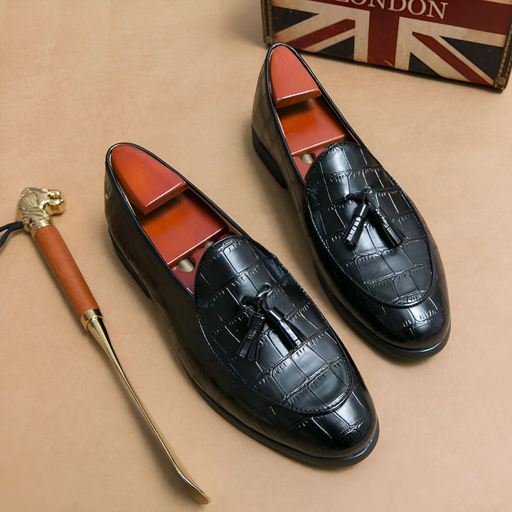 Mocassins noirs en cuir texturé avec embauchoirs et chausse-pieds doré. Boîte décorative avec le drapeau britannique en arrière-plan. Chaussures élégantes pour hommes., 45287060734133,45287060766901,45287060799669,45287060832437,45287060865205,45287060897973,45287060930741,45287060963509,45287060996277,45287061029045,45287061061813,45287061094581,45287061127349,45287061160117,45287061192885,45287061225653,45287061258421,45287061291189