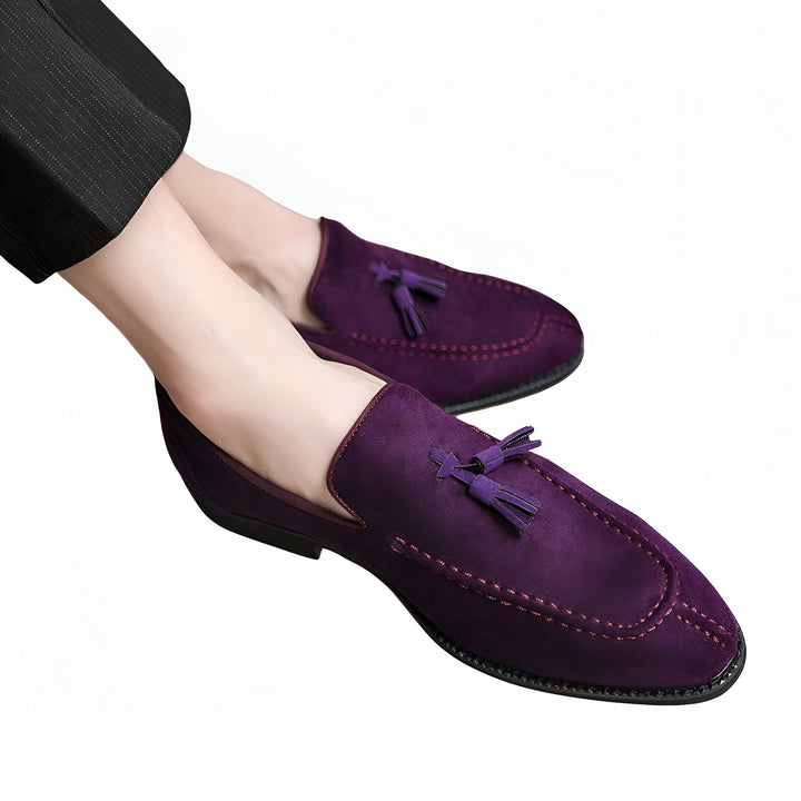 Mocassins pour hommes en daim violet avec glands, style élégant et décontracté. Chaussures confortables et tendance pour compléter une tenue soignée., 45286928613557,45286928646325,45286928679093,45286928711861,45286928744629,45286928777397,45286928810165,45286928842933,45286928875701,45286928908469,45286928941237,45286928974005,45286929006773,45286929039541,45286929072309,45286929105077,45286929137845,45286929170613,45286929236149,45286929268917,45286929301685,45286929334453,45286929367221,45286929