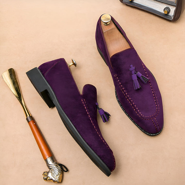 Mocassins pour hommes en daim violet avec glands, présentés avec un chausse-pied doré et une radio vintage. Chaussures élégantes et confortables., 45286928613557,45286928646325,45286928679093,45286928711861,45286928744629,45286928777397,45286928810165,45286928842933,45286928875701,45286928908469,45286928941237,45286928974005,45286929006773,45286929039541,45286929072309,45286929105077,45286929137845,45286929170613,45286929236149,45286929268917,45286929301685,45286929334453,45286929367221,4528692939998