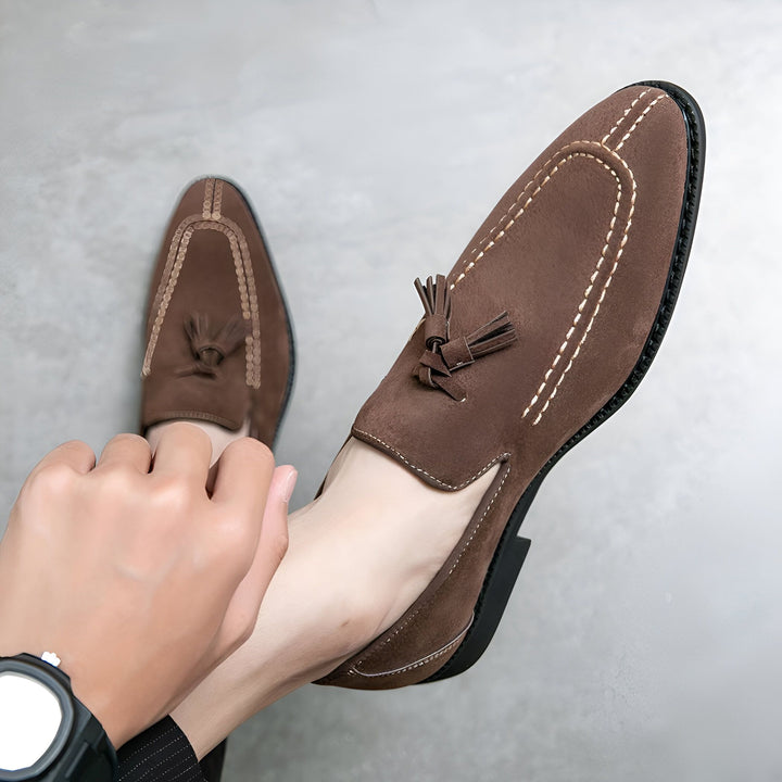 Vue de dessus d'une personne portant des mocassins marron en daim avec des glands. Montre-bracelet noire visible. Chaussures élégantes et confortables., 45286928613557,45286928646325,45286928679093,45286928711861,45286928744629,45286928777397,45286928810165,45286928842933,45286928875701,45286928908469,45286928941237,45286928974005,45286929006773,45286929039541,45286929072309,45286929105077,45286929137845,45286929170613,45286929236149,45286929268917,45286929301685,45286929334453,45286929367221,4528692939