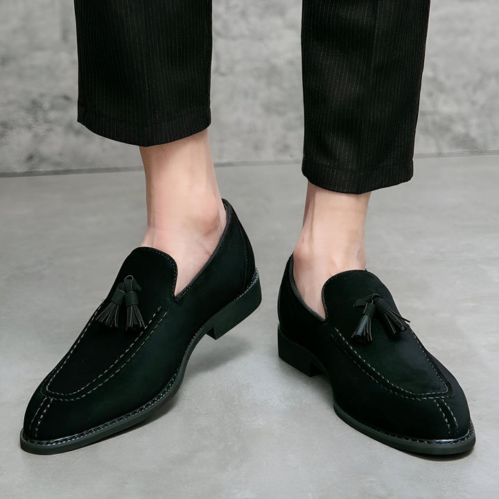 Gros plan sur des mocassins noirs élégants avec des glands, portés avec un pantalon noir à rayures. Chaussures de mode pour hommes., 45286928613557,45286928646325,45286928679093,45286928711861,45286928744629,45286928777397,45286928810165,45286928842933,45286928875701,45286928908469,45286928941237,45286928974005,45286929006773,45286929039541,45286929072309,45286929105077,45286929137845,45286929170613,45286929236149,45286929268917,45286929301685,45286929334453,45286929367221,45286929399989,4528692943275