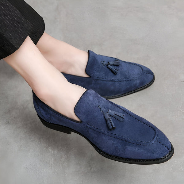 Image de mocassins bleus en daim avec des glands, portés avec un pantalon noir à rayures. Chaussures élégantes pour hommes., 45286928613557,45286928646325,45286928679093,45286928711861,45286928744629,45286928777397,45286928810165,45286928842933,45286928875701,45286928908469,45286928941237,45286928974005,45286929006773,45286929039541,45286929072309,45286929105077,45286929137845,45286929170613,45286929236149,45286929268917,45286929301685,45286929334453,45286929367221,45286929399989,45286929432757,452869
